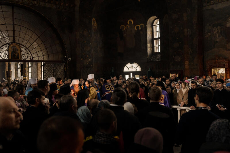Ukraine adopts a law banning religious activities linked to Russia