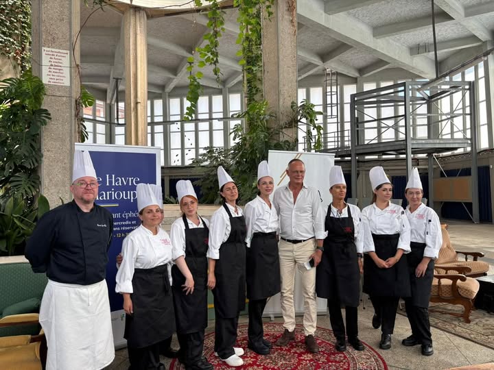 Édouard Philippe rencontre les stagiaires ukrainiens de Marioupol à la Halle aux Poissons