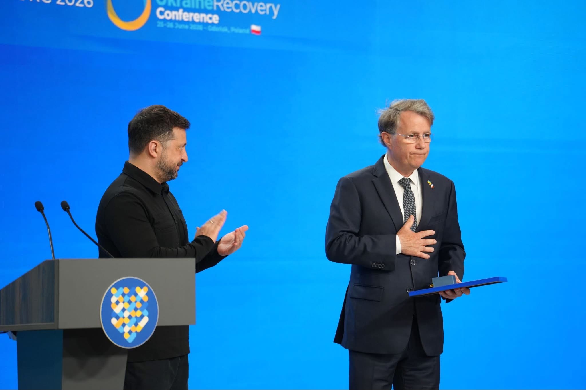 La distinction d&rsquo;État « Cœur d&rsquo;or » a été remise par Serge Grouard, le maire d&rsquo;Orléans, lors du 4ème Sommet international des villes et des régions à Kyiv